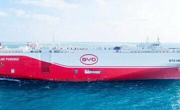 چین بزرگترین کشتی حمل‌کننده خودرو جهان را به آب انداخت