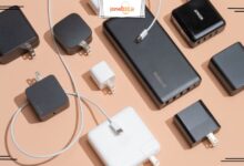 تصویری از چند نوع آداپتور و شارژر در کنار یکدیگر