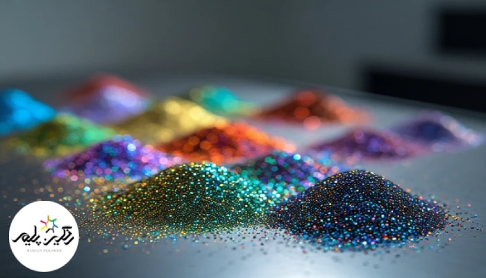 نمای نزدیک گرانول‌های مستربچ رنگی و متالیک با پراکندگی یکنواخت ذرات رنگ و فلز برای ایجاد افکت نهایی محصول